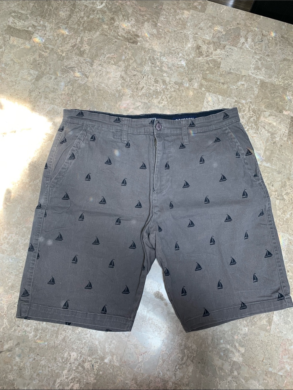 Rugby Stretch Flat-Front Charcoal Shorts w/Navy Sailboat Print. Pre-Owned. Sz:34